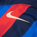 Camisa Barcelona I 22/23 Torcedor Nike - Infantil - Foto 7
