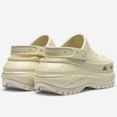 Sandália Crocs Classic Mega Crush Clog - Foto 4