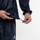 Jaqueta Corta-Vento Masculina ASICS com Capuz Ultraleve Estampa Linhas - Foto 4