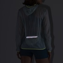 Jaqueta Corta-Vento Feminina ASICS com Capuz Origami Packable - Foto 4