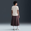 Camiseta Nike Sportswear Club Essential Feminina - Foto 6