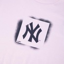 Camiseta Regular New Era New York Yankees Street Life Stencil - Masculina - Foto 3