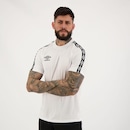 Camiseta Umbro Traditional Tape - Masculina - Foto 2