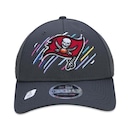 Boné Aba Curva New Era Tampa Bay Buccaneers 940 Crucial Outubro Rosa - Snapback - Adulto - Foto 3