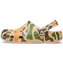 Sandália Crocs Classic Printed Camo Clog Chai/Tan - Adulto - Foto 2