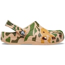Sandália Crocs Classic Printed Camo Clog Chai/Tan - Adulto - Foto 1