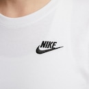 Camiseta Nike Sportswear Club Essentials - Feminina - Foto 4