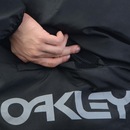 Jaqueta com Capuz Oakley Puff Blackout - Masculina - Foto 7