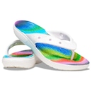 Chinelo Crocs Classic Spary Dye Flip - Unissex - Foto 4