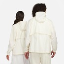 Jaqueta com Capuz Nike Sportswear Essential Repel - Feminina - Foto 7