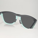 Óculos de Sol Unissex Oakley Frogskins Range Matte Carbon - Foto 5