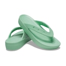 Chinelo Crocs Classic Plataform Flip Jade Stone - Feminino - Foto 4