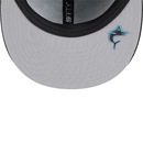 Bone Aba Reta New Era 59FIFTY Fitted Alt Clubhouse 2025 Miami Marlins - Adulto - Foto 3