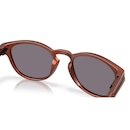 Óculos de Sol Oakley Latch Forge Fire 7353 - Unissex - Foto 6