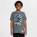 Camiseta Nike Sportswear IYKYK Hero - Infantil - Foto 1