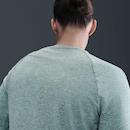 Camiseta Manga Longa Nike Dri-FIT Swift Crew - Feminina - Foto 3