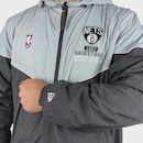 Jaqueta Corta Vento Masculina New Era Brooklyn Nets Club House - Foto 3