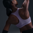 Top Fitness com Bojo Nike Média Sustentação Swoosh Sport - Foto 2