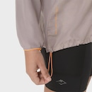 Jaqueta Corta Vento Feminina ASICS com Capuz Fujitrail Packable - Foto 8