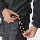 Jaqueta Corta Vento Masculina Asics com Capuz Fujitrail Packable - Foto 11