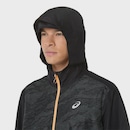 Jaqueta Corta Vento Masculina Asics com Capuz Fujitrail Packable - Foto 9