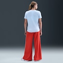 Camiseta Nike Sportswear Club Essentials Feminina - Foto 5