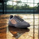 Chuteira Futsal Adulto Umbro Attak III + ! Par de Meião - Foto 8
