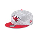 Boné New Era 9Fifty Kansas City Chiefs NFL Salute Service 2025 Masculino - Foto 1