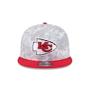 Boné New Era 9Fifty Kansas City Chiefs NFL Salute Service 2025 Masculino - Foto 2
