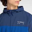 Jaqueta New Balance Reimagined Woven Graphic Masculina - Foto 4