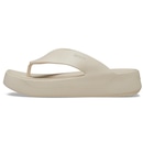 Sandália Feminino Crocs Getaway Plataform Flip Stucco - Foto 3