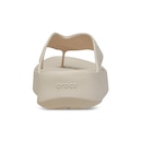 Sandália Feminino Crocs Getaway Plataform Flip Stucco - Foto 7