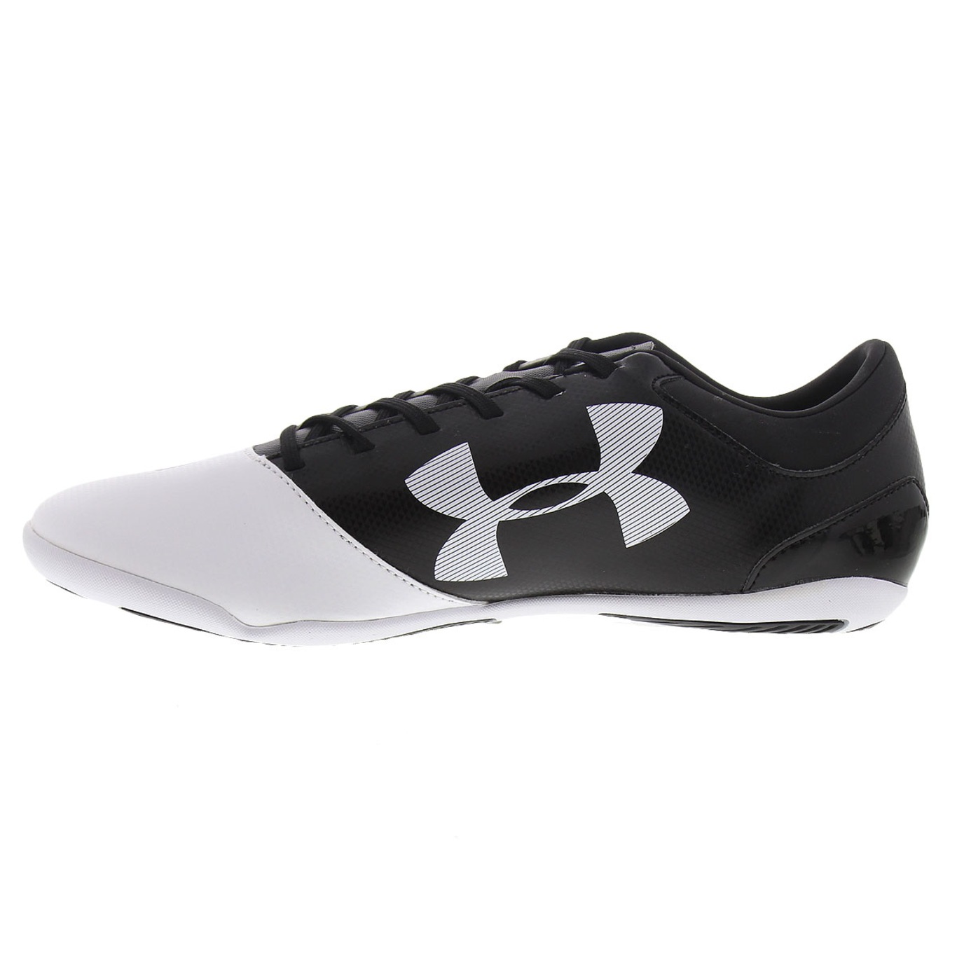 Chuteira futsal under shops armour spotlight in