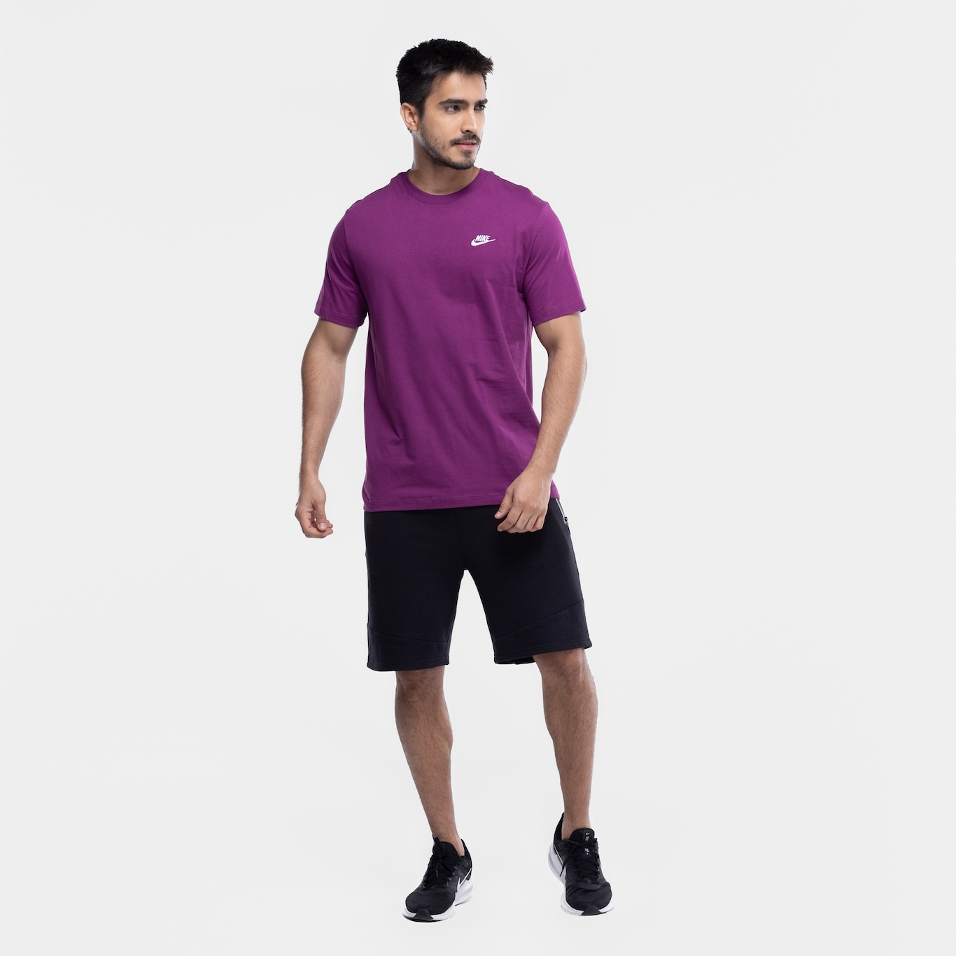 Camiseta Nike Sportwear Club - Masculina - Foto 4