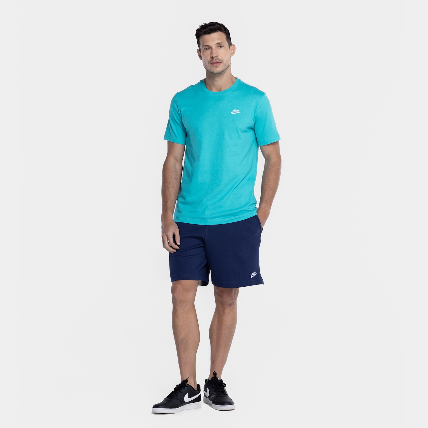 Camiseta Nike Sportwear Club - Masculina - Foto 4