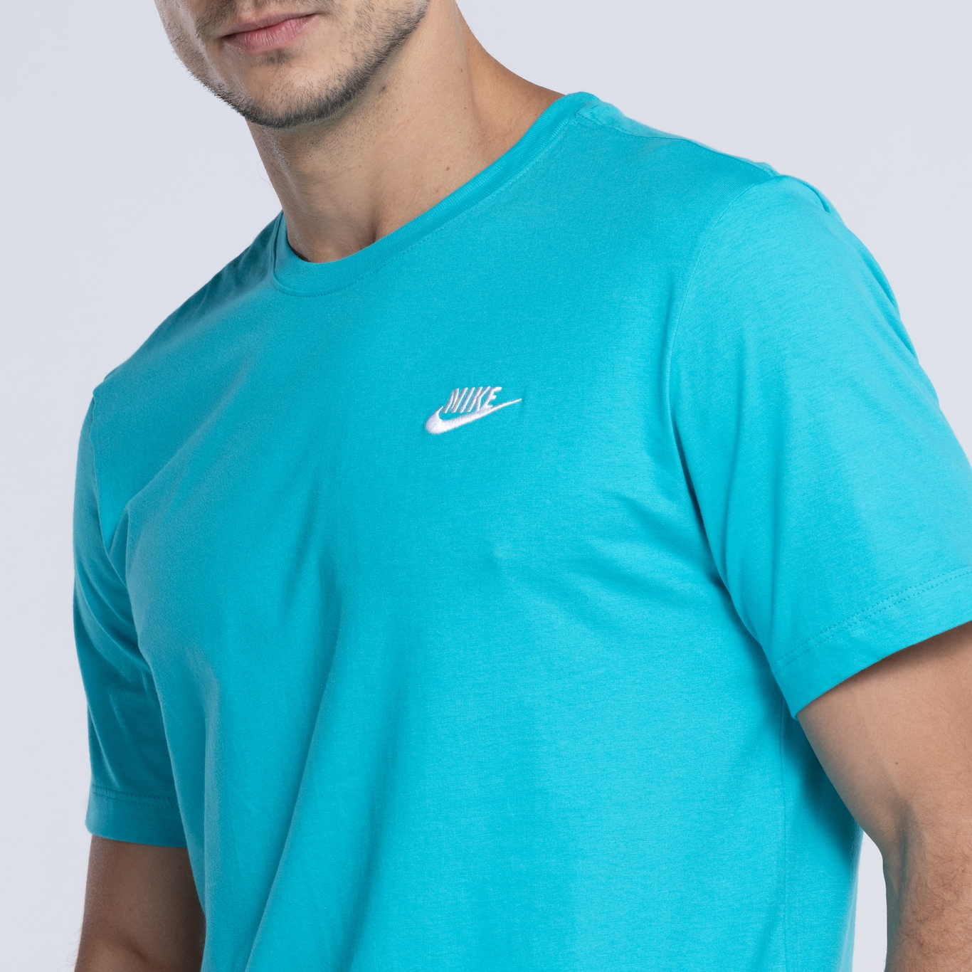 Camiseta Nike Sportwear Club - Masculina - Foto 6