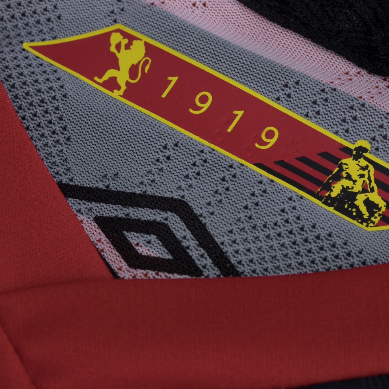 Kit de Uniforme de Futebol Infantil do Sport Club do Recife I 21 com Camisa  e Calção Umbro em Promoção