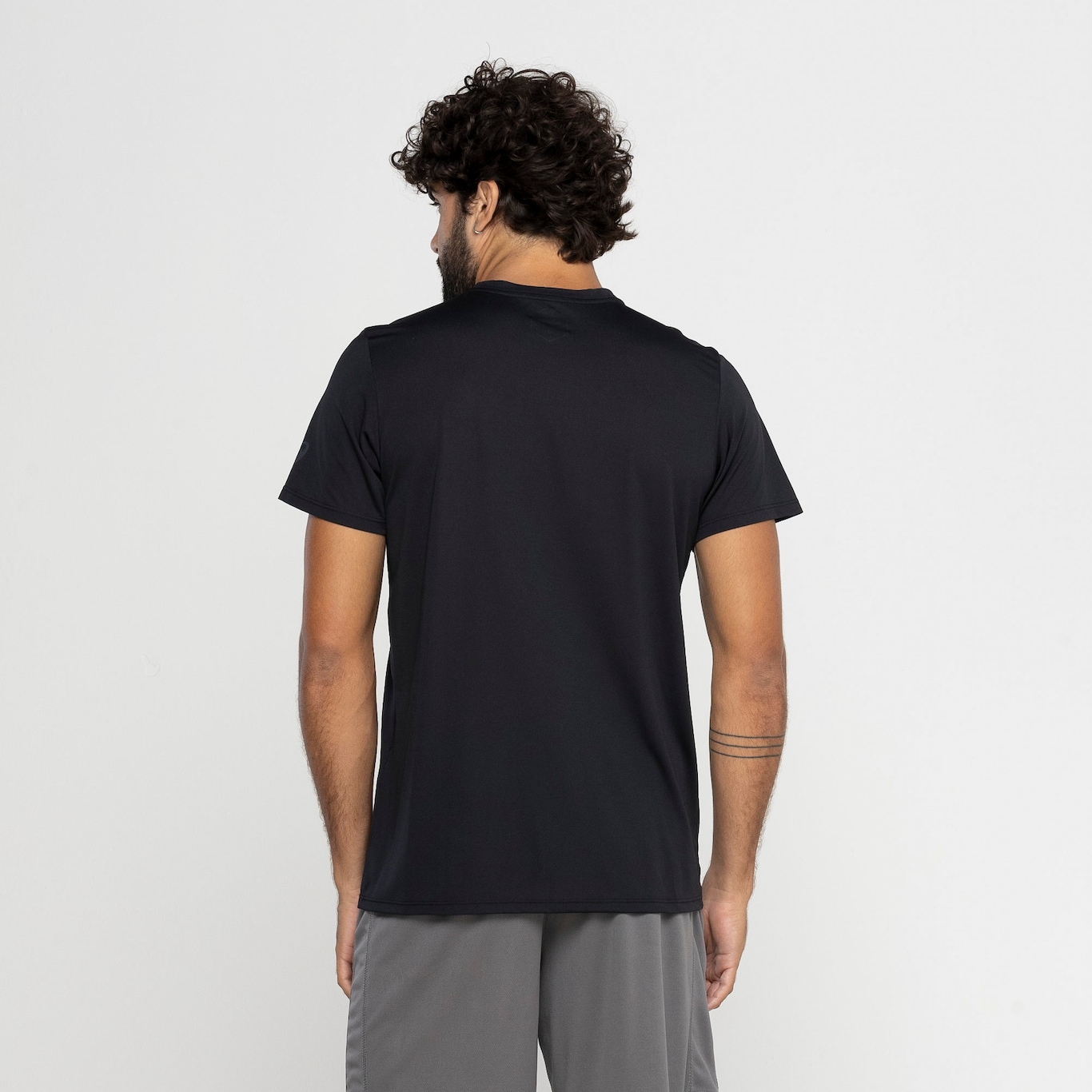 Camiseta ASICS Manga Curta Logo Espiral Crepe - Masculina - Foto 4