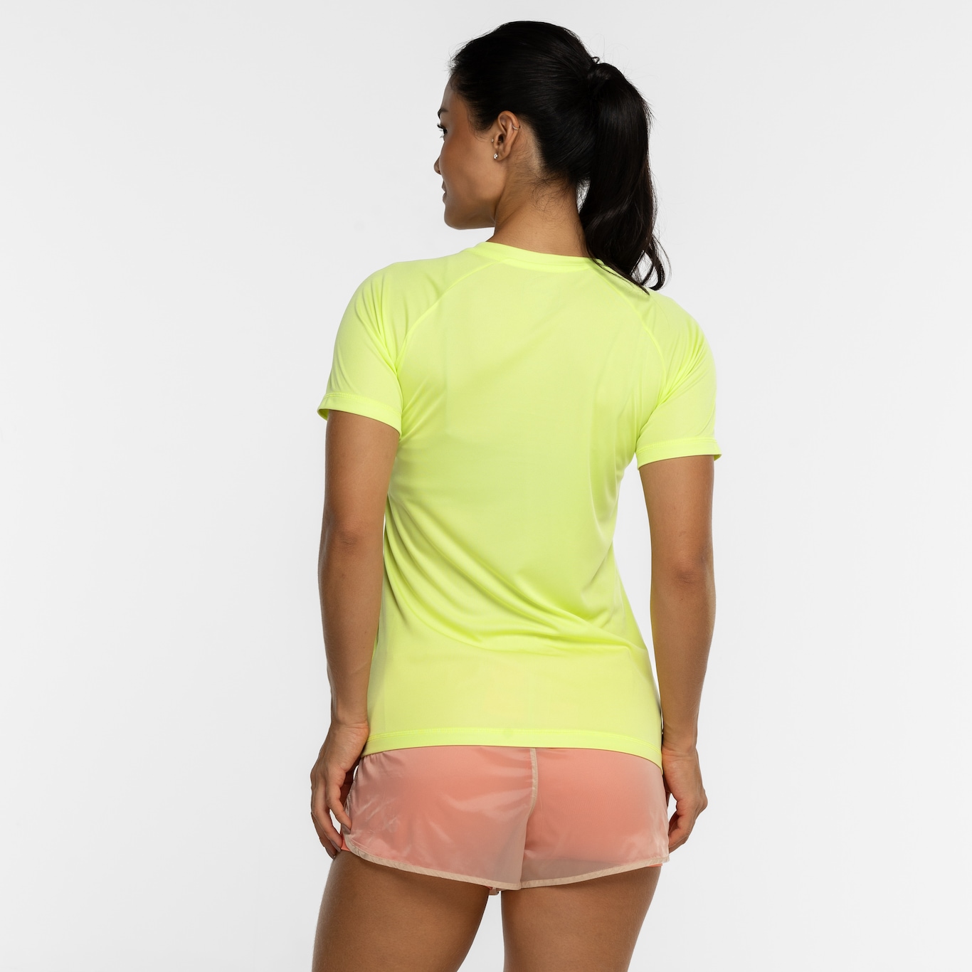 Camiseta ASICS Manga Curta Basic Logo - Feminina - Foto 3