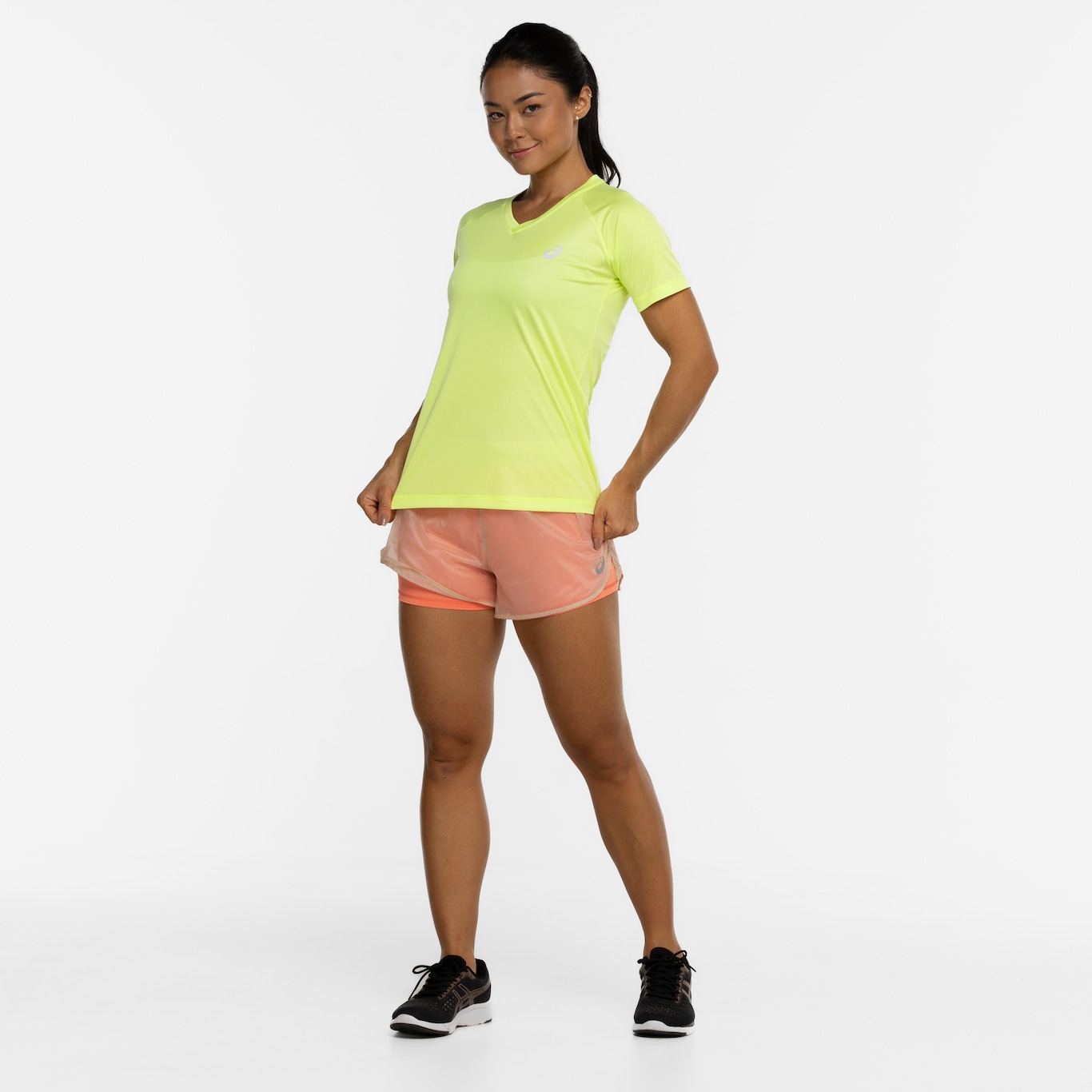 Camiseta ASICS Manga Curta Basic Logo - Feminina - Foto 4