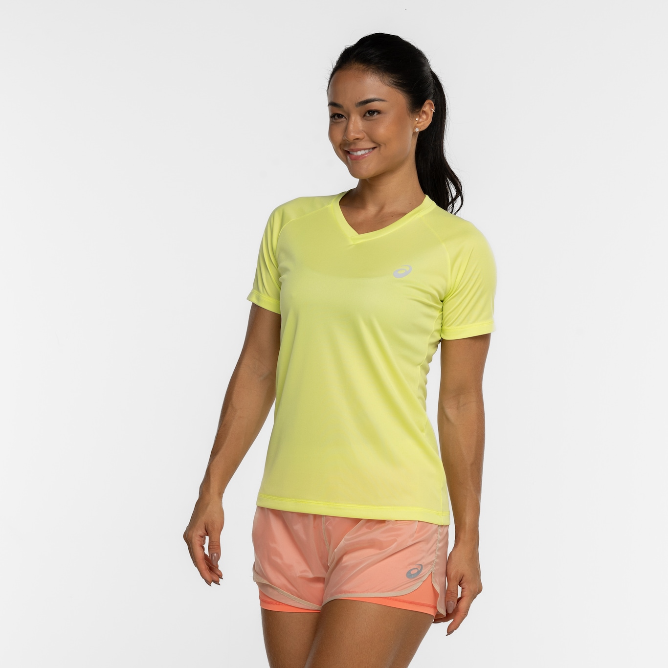 Camiseta ASICS Manga Curta Basic Logo - Feminina - Foto 5