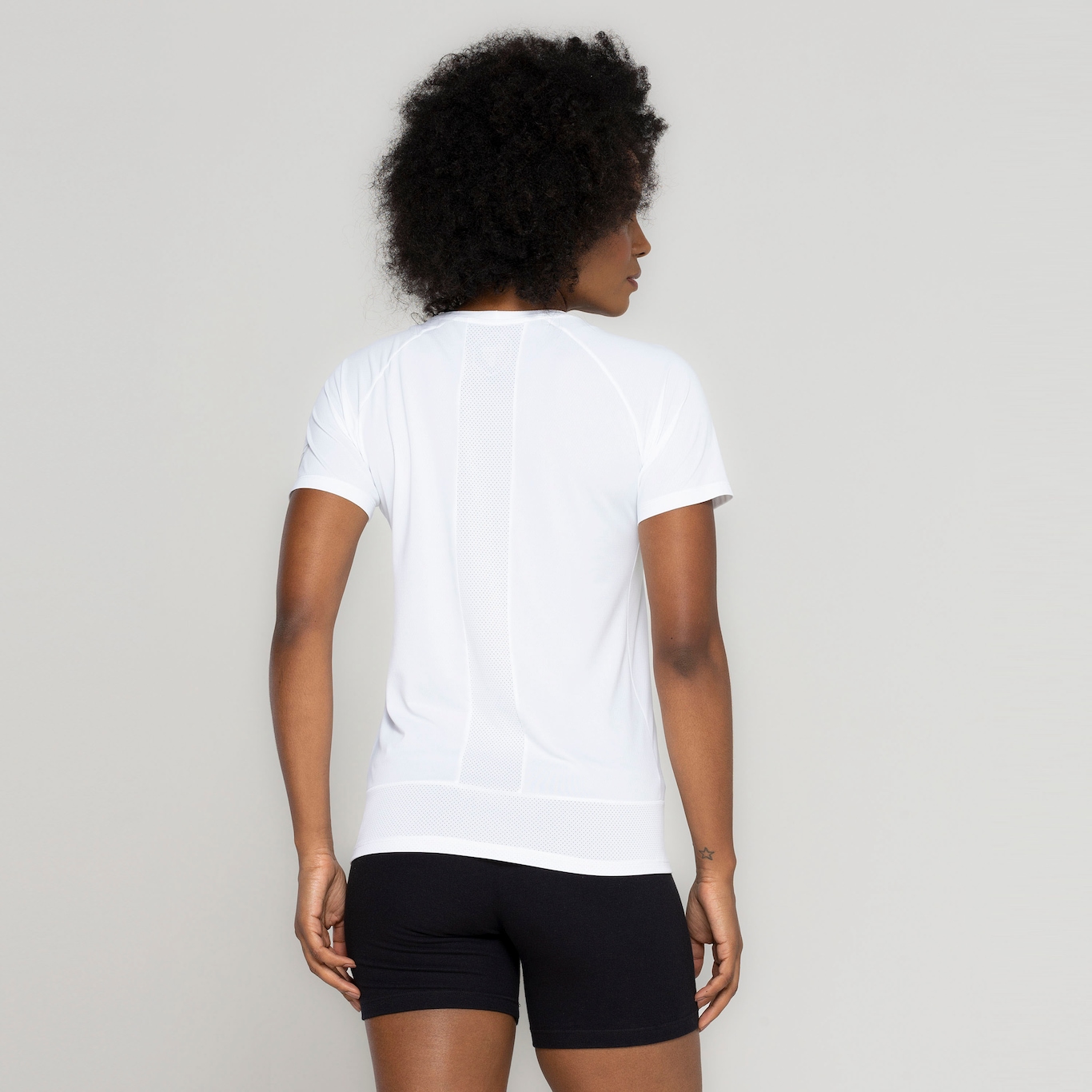 Camiseta Feminina ASICS Manga Curta Recorte Respirável - Foto 3