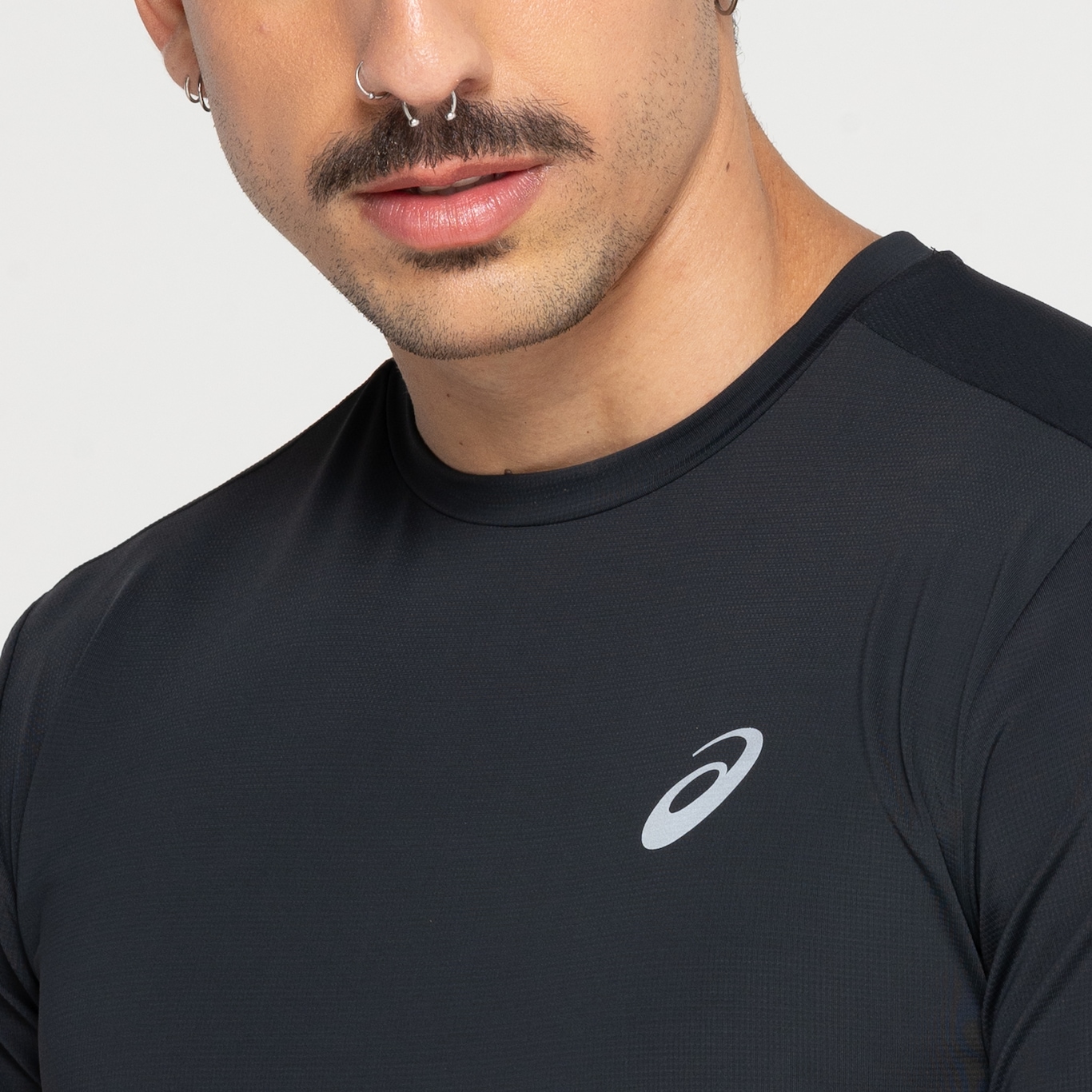 Camiseta Masculina ASICS Manga Longa com Proteção Solar Cava Tradicional Recortada - Foto 5