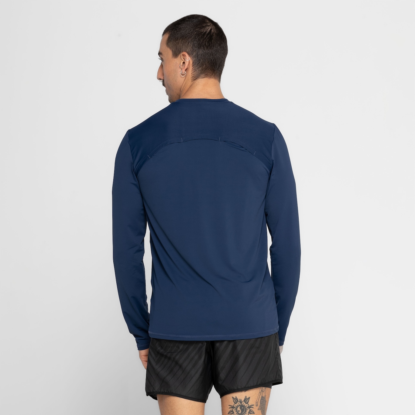 Camiseta Masculina ASICS Manga Longa com Proteção Solar Cava Tradicional Recortada - Foto 3