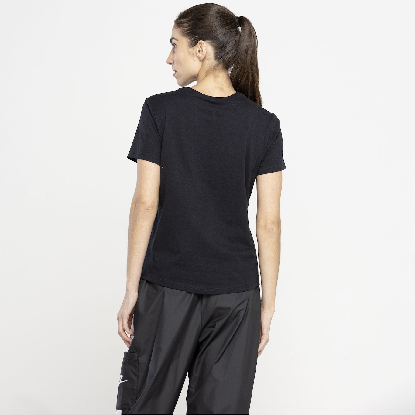 Camiseta Feminina Nike Manga Curta Sportswear Essential Icon - Foto 3