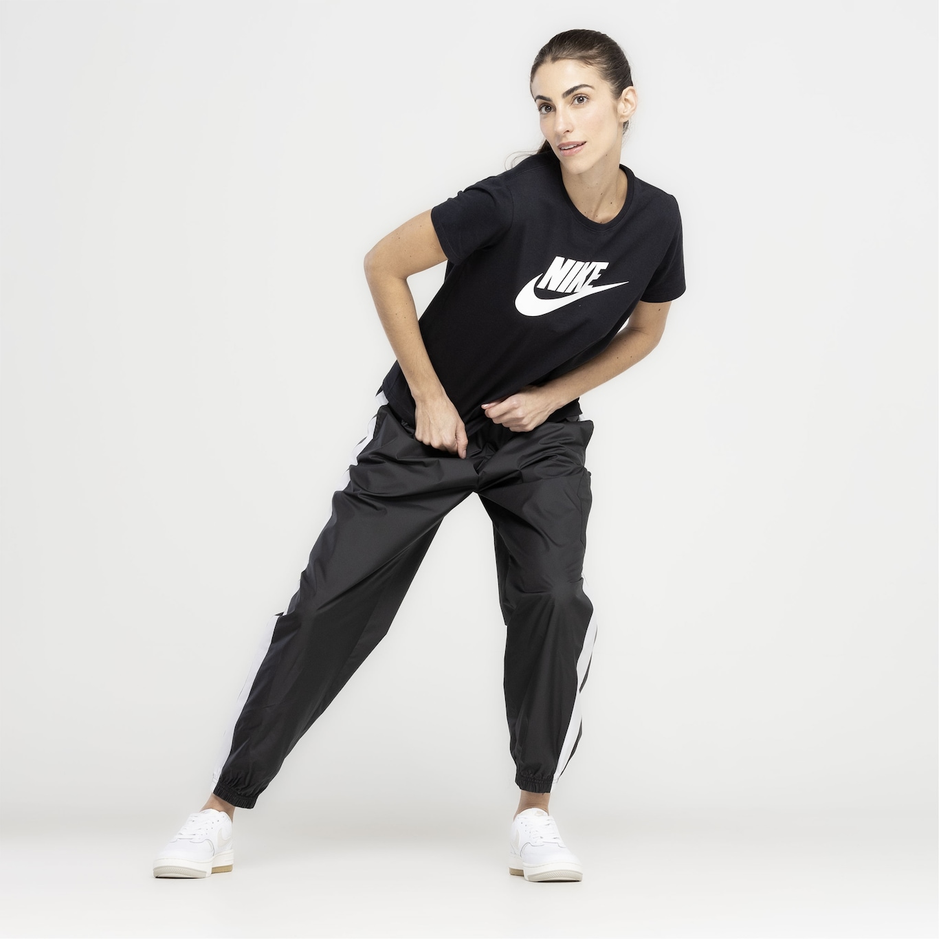 Camiseta Feminina Nike Manga Curta Sportswear Essential Icon - Foto 4