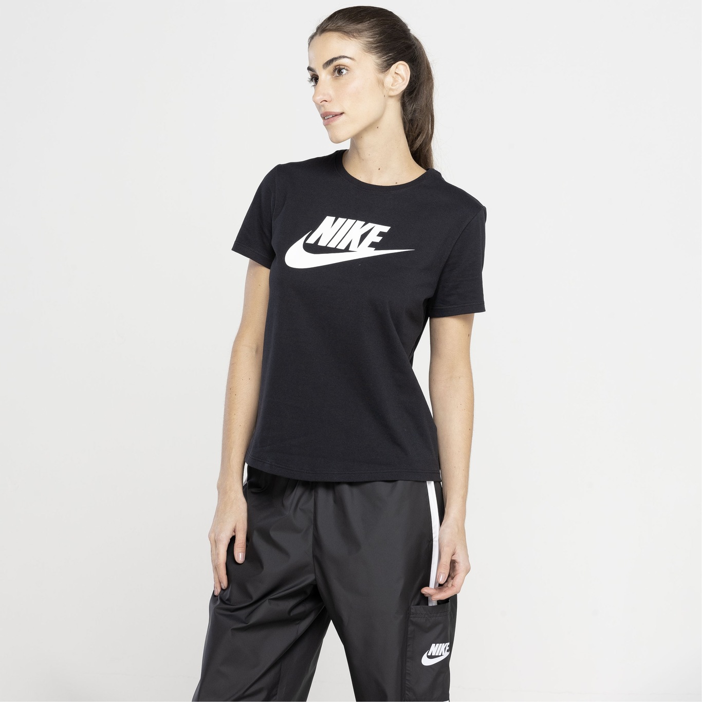 Camiseta Feminina Nike Manga Curta Sportswear Essential Icon - Foto 5