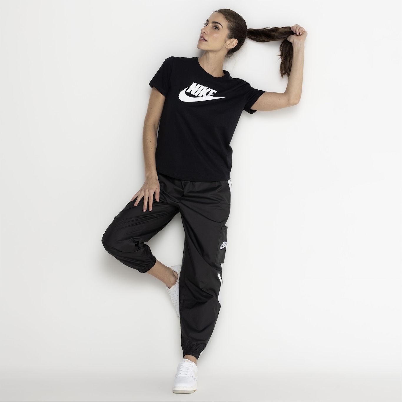 Camiseta Feminina Nike Manga Curta Sportswear Essential Icon - Foto 6