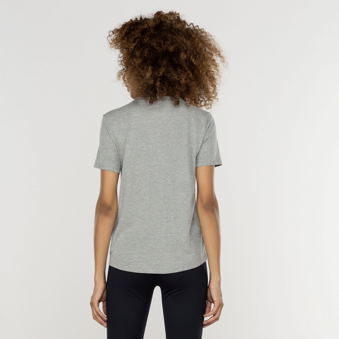 Camiseta Feminina Nike Manga Curta Sportswear Essential Icon - Foto 3