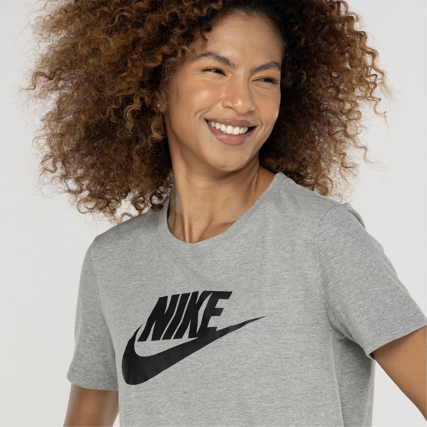 Camiseta Feminina Nike Manga Curta Sportswear Essential Icon - Foto 5